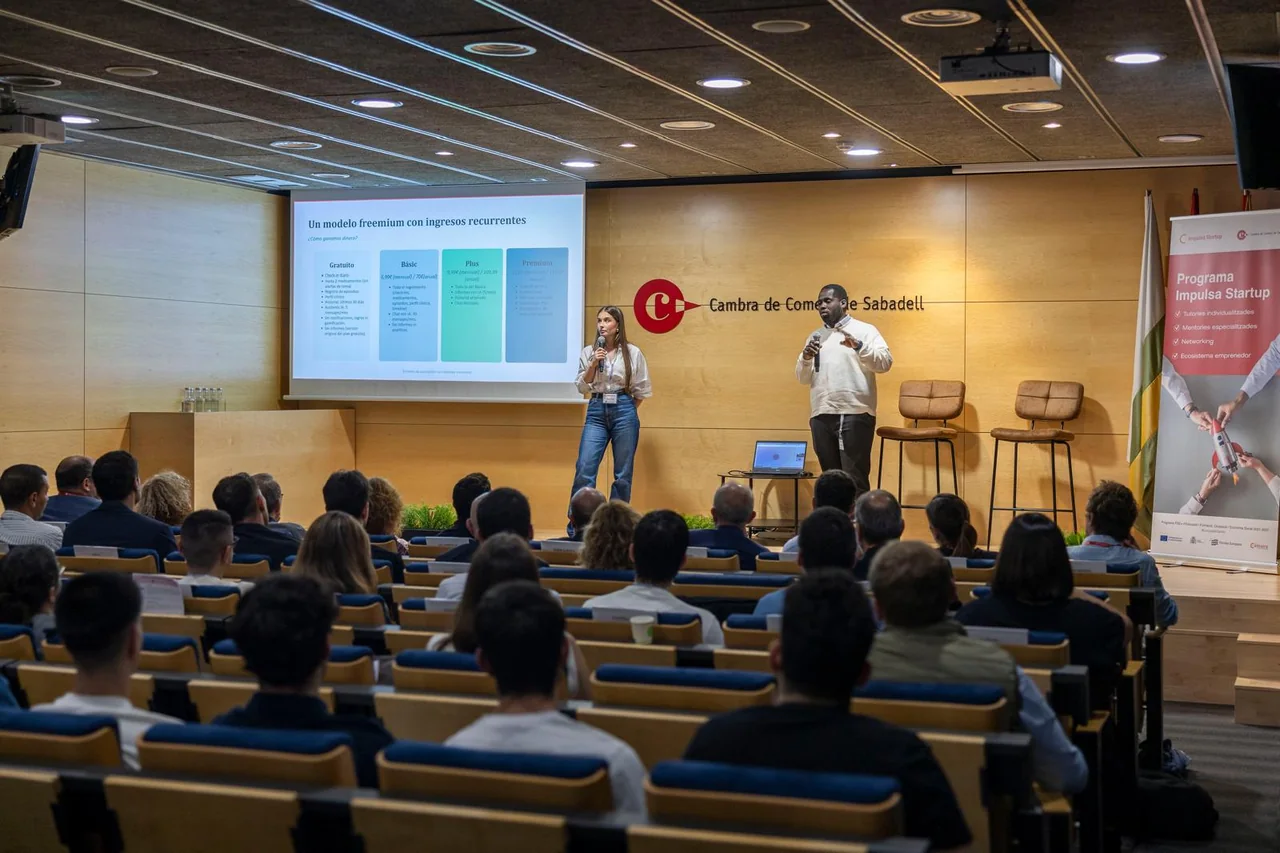 Brain y Paula presentan CareWave Health ante el público en la Cambra de Comerç de Sabadell