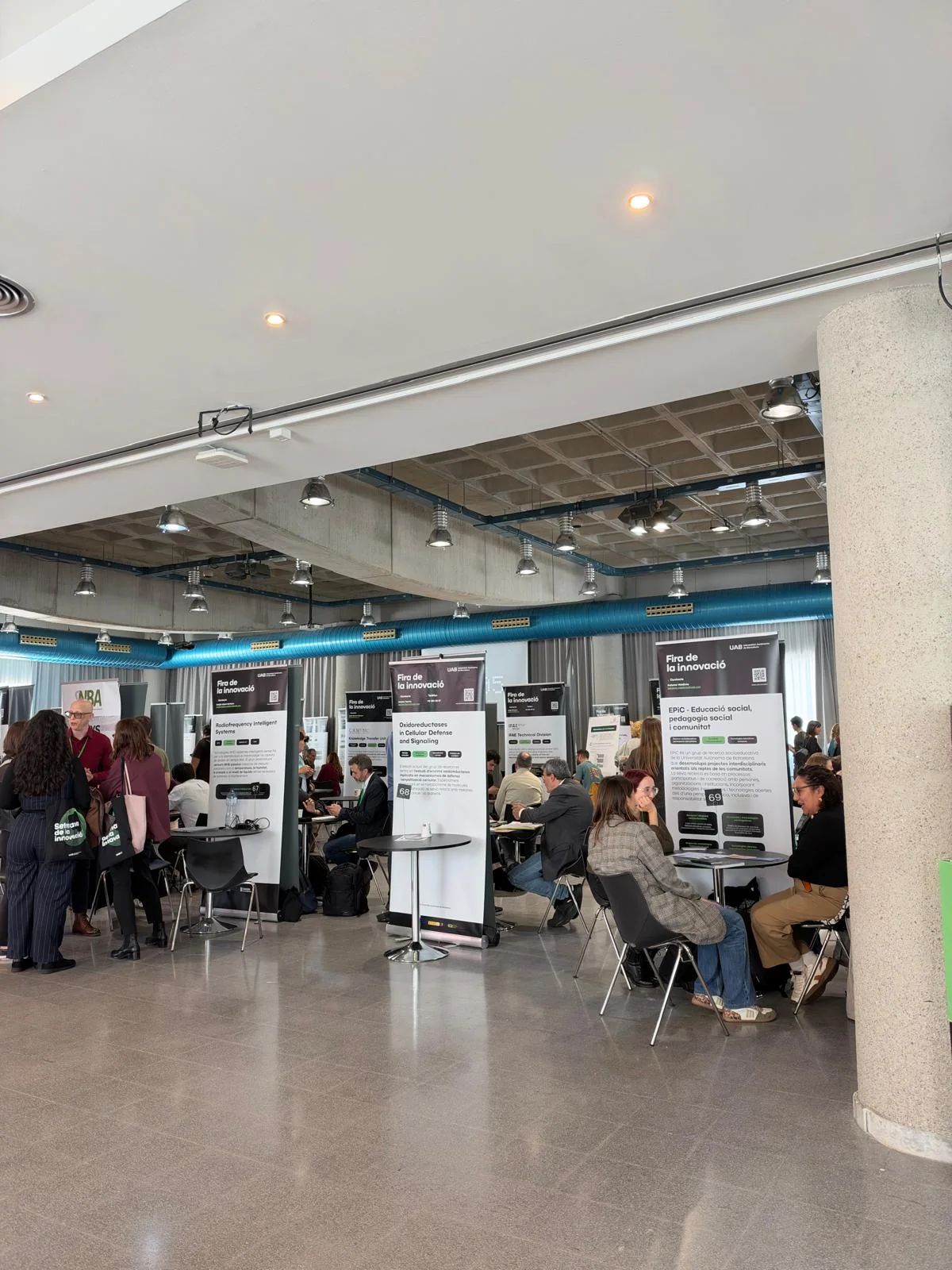 Encuentros entre asistentes y equipos de investigación en la Fira de la Innovació de la UAB